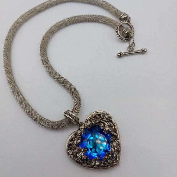 Vintage puffed heart locket necklace with blue crystal stone and floral details - Picture 3 of 7